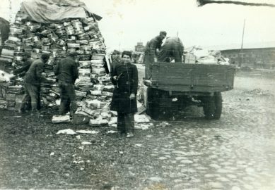 Падрыхтаваныя да рээвакуацыі дакументы Дзяржаўнага архіва Віцебскай вобласці, якія былі вывезены нямецка-фашысцкімі захопнікамі ў Вільнюс (2-я пал. 1940-х)  Беларускі дзяржаўны архіў кінафотафонадакументаў. A04-039-2.