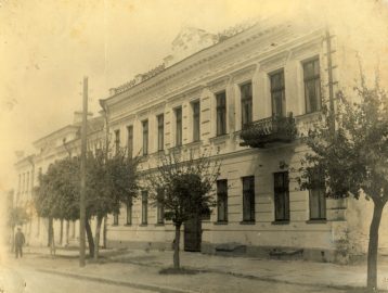 Фасад будынка Дзяржаўнага архіва Брэсцкай вобласці (1950 г.)  Беларускі дзяржаўны архіў кінафотафонадакументаў. А04-034.