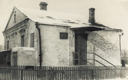 Будынак Дзяржаўнага архіва Баранавіцкай вобласці (1952 г.)  Беларускі дзяржаўны архіў кінафотафонадакументаў. A27-022.