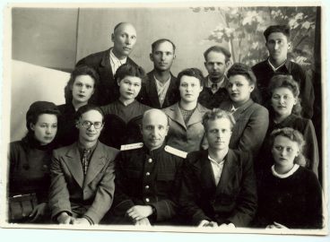 Супрацоўнікі архіўнага аддзела УМУС і Дзяржаўнага архіва Гродзенскай вобласці (1950-я)  Беларускі дзяржаўны архіў кінафотафонадакументаў. A04-020.