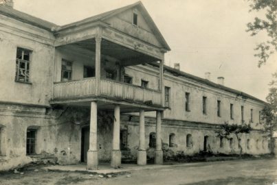 Галоўны фасад будынка Дзяржаўнага архіва Віцебскай вобласці (1940-я)  Беларускі дзяржаўны архіў кінафотафонадакументаў. A04-037.