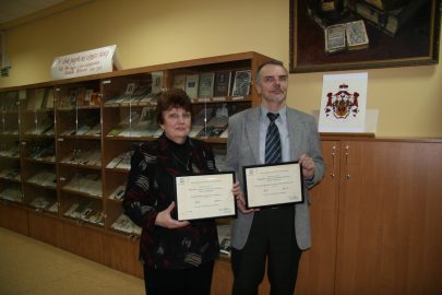 Дырэктар Нацыянальнага гістарычнага архіва Беларусі А.К. Галубовіч і дырэктар Беларускага навукова-даследчага цэнтра электроннай дакументацыі В.Л. Насевіч з сертыфікатамі аб уключэнні дакументальнай спадчыны Радзівілаў у Сусветны рэгістр ЮНЕСКА «Памяць свету» (08.12.2009)