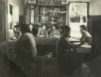 В рабочей комнате Государственного архива Полесской области (1946–1952 гг.) Белорусский государственный архив кинофотофонодокументов. A04-058.