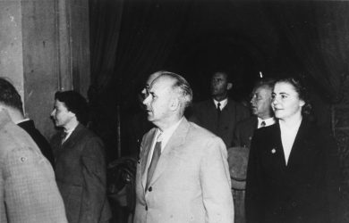 Начальник Архивного управления при МВД БССР А.И. Азаров и директор Центрального государственного архива Октябрьской революции и социалистического строительства БССР В.А. Ильичёва в перерыве между заседаниями 3-го Международного конгресса архивистов, проходившего во Флоренции (1956 г.) Белорусский государственный архив кинофотофонодокументов. 1-004863.
