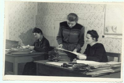 В рабочем кабинете Государственного архива Гродненской области (1952 г.) Белорусский государственный архив кинофотофонодокументов. A27-048.