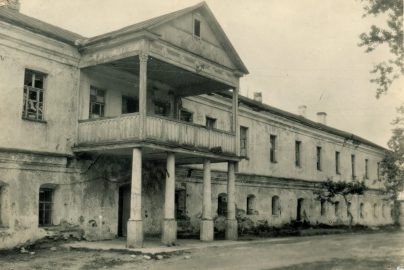 Главный фасад здания Государственного архива Витебской (1940-е) Белорусский государственный архив кинофотофонодокументов. A04-037.