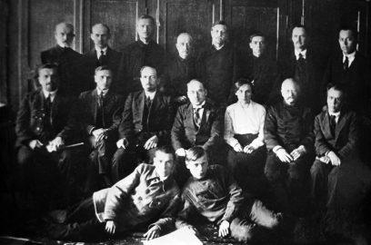 Делегаты I Всебелорусского совещания архивистов (12.05.1924) Стоят (слева направо): заведующий музеем при Витебском высшем педагогическом институте В. Г. Краснянский, научный сотрудник Витебского губернского архива Б. Р. Брежго, заведующий Борисовского уездного отделения Центрархива В. Ф. Жалкевич, заведующий Слуцкого уездного отделения Центрархива И. В. Доминковский, хранитель архивов БССР М. А. Вахаев, заведующий Бобруйским уездным отделением Центрархива П. Я. Тараймович, профессор БГУ И. А. Сербов,  председатель историко-археологической секции Внутрбелкульта В. Д. Друщиц; сидят (слева направо): заместитель заведующего Госпланом БССР Я. А. Дыло, заместитель заведующего Центрархива БССР М. В. Мелешко, председатель Внутрбелкульта С. М. Некрашевич, заведующий Центрархива БССР Д. Ф. Жилунович, заведующий Витебского губернского архива Э. К. Лейланд, заведующий Могилевского губернского архива Д. И. Довгялло, ректор БГУ В. И. Пичета; лежат (слева направо): секретарь Центрархива В. М. Барашко и сотрудник Центрархива Г. В. Бобровский. Белорусский государственный архив кинофотофонодокументов. 0-125779.