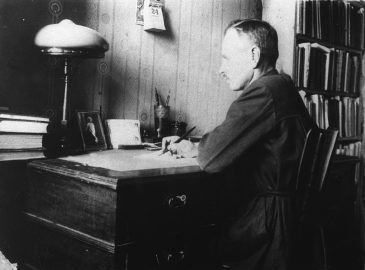 Архивист, историк, этнограф, писатель М. В. Мелешко в рабочем кабинете (1927 г.) Белорусский государственный архив кинофотофонодокументов. 0-143759.
