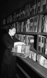 Ответственный хранитель фондов Государственного архива Минской области О.П. Михалева за работой в хранилище (1961 г.) Белорусский государственный архив кинофотофонодокументов. 0-061220.