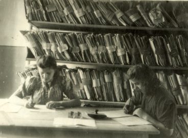 В общем отделе Государственного архива Барановичской области (2-я пол. 1940-х) Белорусский государственный архив кинофотофонодокументов. A04-027.